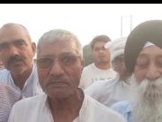 अपनी मांगों को लेकर धरने पर बैठे किसानों और ग्रामीणों ने ग्रीन हाईवे के काम को जबरन रुकवाया