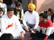 AAP नेता पहुंचे सारन गांव..जहरीली शराब से जान गवाने वाले लोगों के परिजनों से मिले