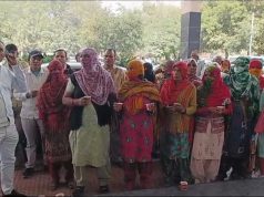 प्रदर्शन करने का ये भी एक तरीका…जिला प्रशासन अधिकारियों के दरवाजे पर चाय के कप लेकर पहुंचे ग्रामीण