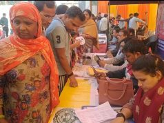 मोदी की गारंटी” कैंप में बनाए जा रहे आयुष्मान कार्ड… बुजुर्गों का हार डालकर किया जा रहा सम्मान