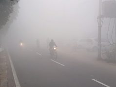 घने कोहरे के कारण वाहन चालकों को परेशानी तो किसानों की गेहूं के लिए फायदेमंद