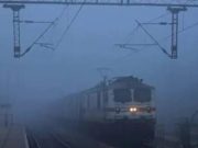 कोहरा बन रहा परेशानी,50 से ज्यादा रेलगाड़ियां लेट, स्टेशन पर बढ़ रही यात्रियों की भीड़