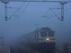 कोहरा बन रहा परेशानी,50 से ज्यादा रेलगाड़ियां लेट, स्टेशन पर बढ़ रही यात्रियों की भीड़
