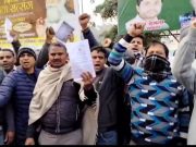यमुनानगर में गेस्ट टीचरों ने ज+लाई डिग्रियां,काली पट्टियां बांध कर जताया विरोध