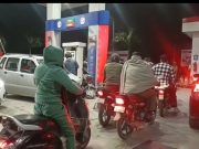 पेट्रोल पंप पर लगी लंबी-लंबी कतारे…लोग बाल्टियों में तेल लेकर खुद गाड़ियों में डालते आए नजर