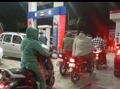पेट्रोल पंप पर लगी लंबी-लंबी कतारे…लोग बाल्टियों में तेल लेकर खुद गाड़ियों में डालते आए नजर