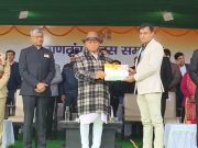 गणतंत्र दिवस पर CM ने अच्छा काम करने वाले अधिकारियों और कर्मचारियों को किया सम्मानित