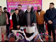 पूर्व केंद्रीय मंत्री विनोद शर्मा ने 11वी और 12वीं कक्षा के छात्रों को वितरित की साइकिल