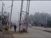 हथीन मार्ग के बीचों – बीच बिजली के खम्बे लोगों की परेशानी का बन रहे सबब