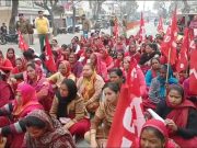 CM आवास पर पहुंची आशा वर्करों ने अपनी मांगों को लेकर किया प्रदर्शन.. डिप्टी सीएमओ को दिया ज्ञापन