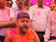 कैबिनेट मंत्री असीम गोयल ने कार्यकर्ताओं को गुलाल लगाकर व् मिठाई खिलाकर मनाई होली