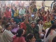 नियुक्ति की मांग के लिए सैकड़ों गेस्ट जेबीटी टीचरों ने लघु सचिवालय में जमाया डेरा