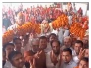 BJP प्रत्याशी की चुनावी सभा में महिला डांसरों द्वारा ठुमके लगाने के बाद भी खाली पड़ी कुर्सियां