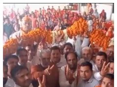 BJP प्रत्याशी की चुनावी सभा में महिला डांसरों द्वारा ठुमके लगाने के बाद भी खाली पड़ी कुर्सियां