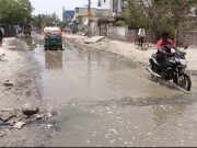 गंदे पानी का बना तलाब… लोग हो रहे परेशान, शिकायत करने पर भी नहीं मिला समाधान