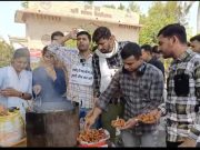फीस बढ़ोतरी के विरोध में एमडीयू के छात्रों ने पकोड़े तलकर किया अनोखे अंदाज में प्रदर्शन