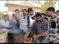 फीस बढ़ोतरी के विरोध में एमडीयू के छात्रों ने पकोड़े तलकर किया अनोखे अंदाज में प्रदर्शन