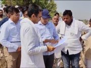 यमुना नदी पर निरीक्षण के लिए पहुंचे सिंचाई विभाग के अधिकारी और विधायक