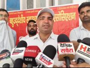 बहु उद्देशीय स्वास्थ्य कर्मचारियों ने मांगों को लेकर सिविल सर्जन कार्यालय पर दिया धरना