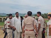 मदरसे के कब्जे को खाली कराने में पुलिस के छूटे पसीने