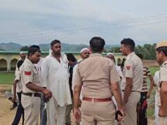 मदरसे के कब्जे को खाली कराने में पुलिस के छूटे पसीने