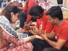 हरियाली तीज के अवसर पर बाजारों में रौनक… महिलाएं लगवा रही मेहंदी