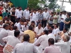 पेयजल समस्या को लेकर ग्रामीणों ने गांव के मुख्य चौक पर लगा दिया जाम