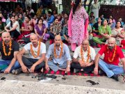 NHM कर्मियों ने मुंडन करा सरकार के खिलाफ जताया रोष