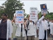 पश्चिम बंगाल में हड़ताल कर रहे डाक्टरों के समर्थन में PGI के डॉक्टरों का जबरदस्त विरोध प्रदर्शन