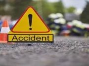 तेज रफ्तार कार ने एक बाइक सवार चालक और एक स्कूटी सवार चालक को मारी टक्कर