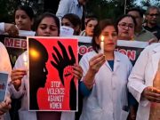 चिकित्सकों ने निकाला कैंडल मार्च… अपराधी को गिरफ्तार कर फांसी देने की मांग