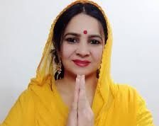 सोनाली फोगाट की बहन रुकेश पूनिया ने आदमपुर सीट से कांग्रेस के लिए किया आवेदन