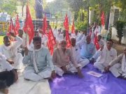 मुआवजा राशि न मिलने से नाराज़ किसानों ने रोहतक एग्रोमाल में दिया धरना