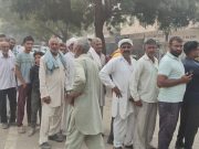 डीएपी खाद के लिए किसानो की लग रही लम्बी लाइन.. कालाबाजारी का भी आरोप