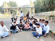 इटर कालेज क्रास कट्री प्रतियोगिता में नही भेजने पर छात्रो ने किया प्रदर्शन
