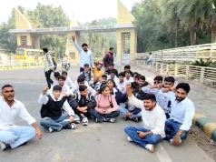 इटर कालेज क्रास कट्री प्रतियोगिता में नही भेजने पर छात्रो ने किया प्रदर्शन
