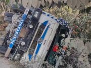बजरी से भरा 16 टायर ट्रक पलटा…बाल बाल बची ड्राइवर की जान