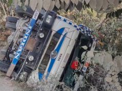 बजरी से भरा 16 टायर ट्रक पलटा…बाल बाल बची ड्राइवर की जान