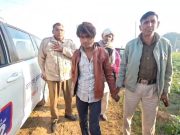 बिजली सर्विस केवल चोरी करते हुए ग्रामीणों ने एक चोर को रंगे हाथ दबोचा