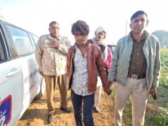 बिजली सर्विस केवल चोरी करते हुए ग्रामीणों ने एक चोर को रंगे हाथ दबोचा