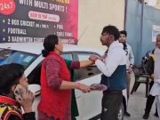 लड़की के परिवारवालों ने मनचले युवक को किया पीट -पीटकर अधमरा
