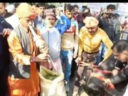 सरकारी स्कूल की बिल्डिंग का निर्माण न होने पर ग्रामीणों का अनोखा प्रदर्शन