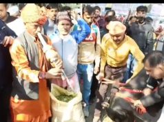 सरकारी स्कूल की बिल्डिंग का निर्माण न होने पर ग्रामीणों का अनोखा प्रदर्शन