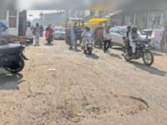 रेवाड़ी के सर्कुलर रोड झेल रहा गड्ढों की मार…लोग हो रहे परेशान