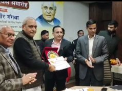 मंत्री रणबीर गंगवा ने उत्कृष्ठ सेवाओं के लिए अधिकारियों को किया सम्मानित
