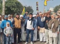 किसानों का एक जत्था किसान नेता जगजीत सिंह डल्लेवाल से मुलाकात करने के लिए रवाना