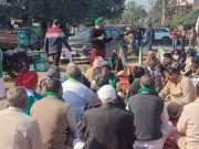 बिजली मीटर को लेकर प्रदर्शनकारी किसानों और अधिकारियों के बीच हुई तीखी बहस