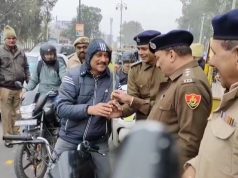 कुरुक्षेत्र ट्रैफिक पुलिस ने नव वर्ष पर यातायात नियमों की अवेहलना करने वालों को दिए गुलाब के फूल