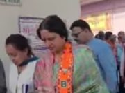 बीजेपी मेयर प्रत्याशी के लिए प्रचार करती नजर आई सरकारी टीचर..कांग्रेस ने उठाए सवाल