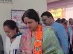 बीजेपी मेयर प्रत्याशी के लिए प्रचार करती नजर आई सरकारी टीचर..कांग्रेस ने उठाए सवाल